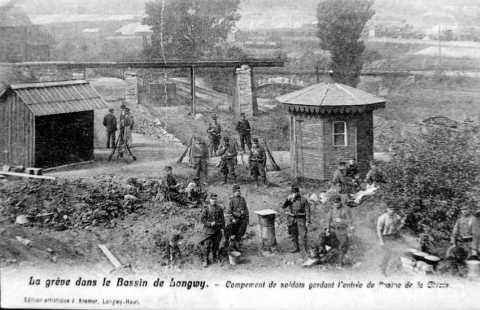 Soldats gardant l'entrée de l'usine (Longwy)